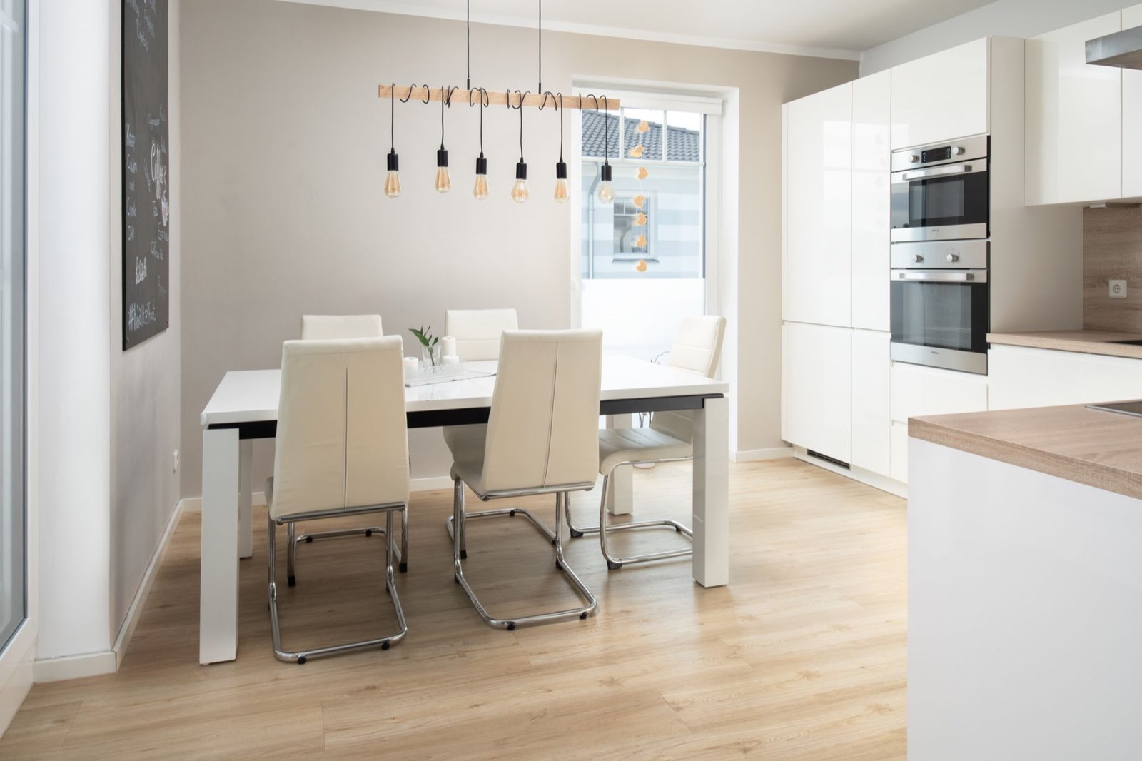 Helles, modernes Wohnzimmer – Haake Immobilien kümmert sich um Ihre Immobilie